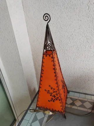 Lámpara de cuero naranja con metal