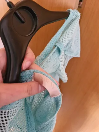 Top azzurro con brillantini e fiocco