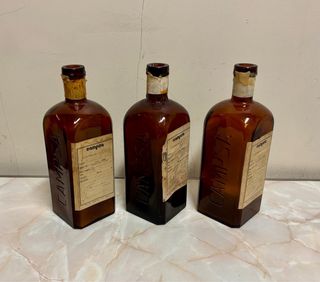 Vecchie bottiglie di benzina Campsa