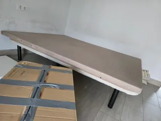 Somier tapizado beige y patas negras