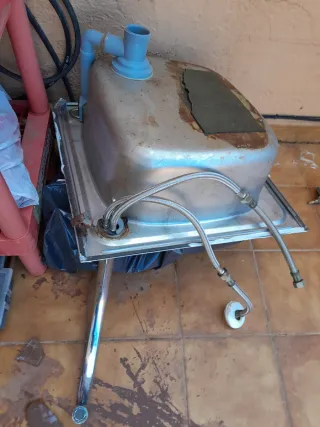 Fregadero de cocina plateado con grifo