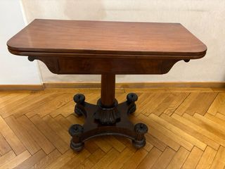 Antigua mesa de juego de madera