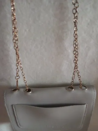 Bolso de mano gris con cadena