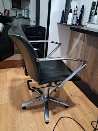 Sillas, espejos y baldas peluquería