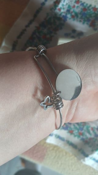 Bracciale rigido con ciondolo farfalla