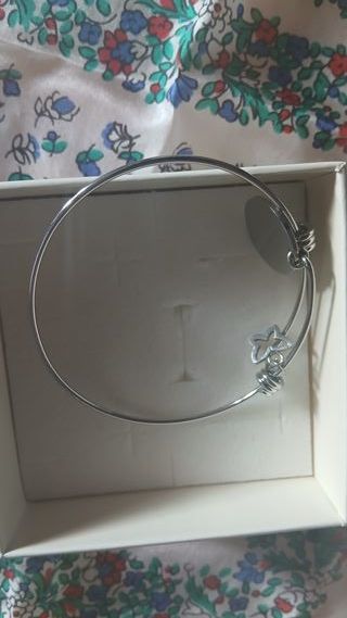 Bracciale rigido con ciondolo farfalla