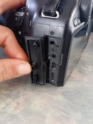 Cámara Canon EOS 550D + objetivo EFS 18-55mm