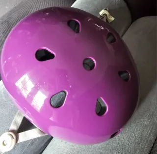 Casco infantil morado