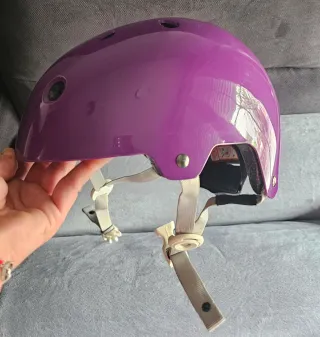 Casco infantil morado