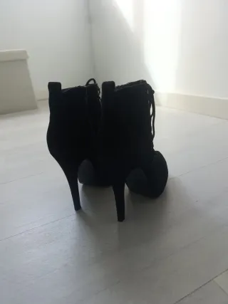 Botines de tacón alto y fino negros