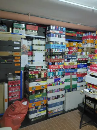 Migliaia di lattine birra e bibite