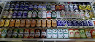 Migliaia di lattine birra e bibite