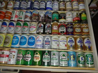 Migliaia di lattine birra e bibite