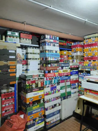 Migliaia di lattine birra e bibite