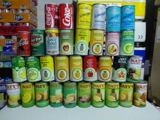 Migliaia di lattine birra e bibite