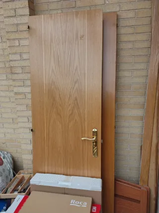 Puerta de madera con manilla dorada, tengo varias.