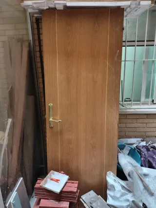 Puerta de madera con manilla dorada, tengo varias.