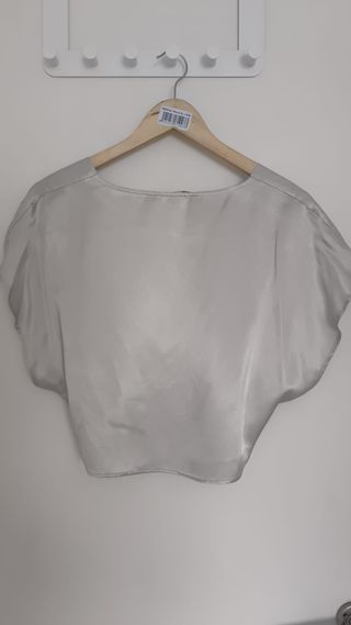 Top Gris Perla Satinado Escote Pico Nudo