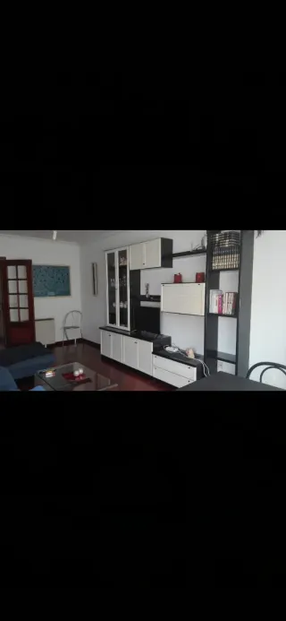 Mueble de salón blanco y negro