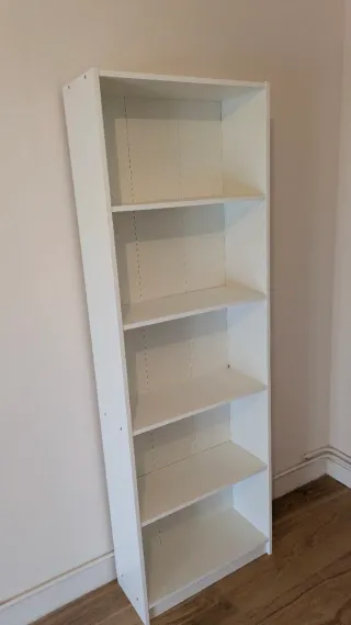 Librería blanca de madera