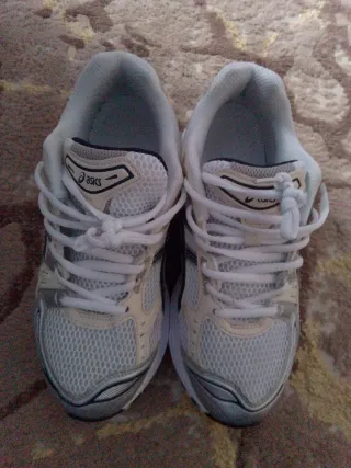 Zapatillas ASICS Plata y Blanco