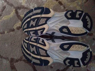 Zapatillas ASICS Plata y Blanco