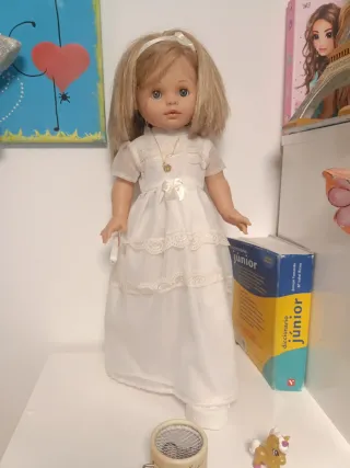 Muñeca de comunión vestida de blanco