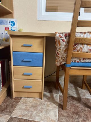 Escritorio de madera con cajones