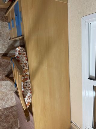 Escritorio de madera con cajones