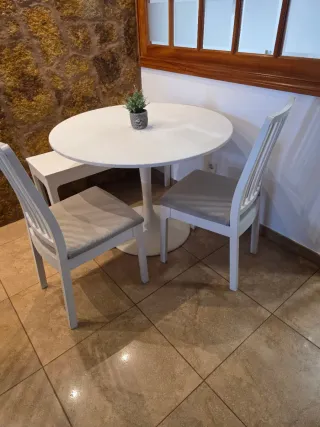 Conjunto mesa 103 cm diámetro, 2 sillas y banco