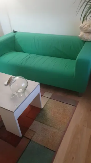 Sofá de tela verde