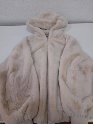 Chaqueta pelo suave con capucha beige