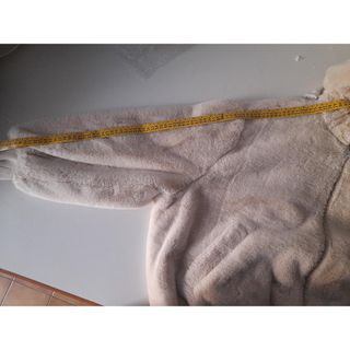 Chaqueta pelo suave con capucha beige