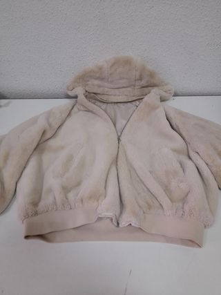 Chaqueta pelo suave con capucha beige