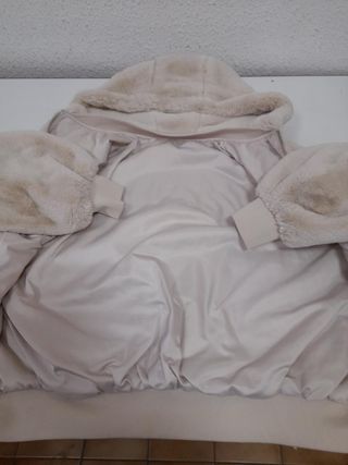 Chaqueta pelo suave con capucha beige