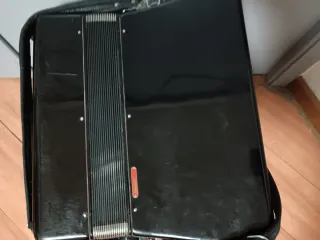 Acordeón marca Baile con 96 teclas de bajos