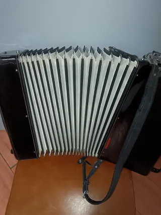 Acordeón marca Baile con 96 teclas de bajos