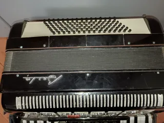 Acordeón marca Baile con 96 teclas de bajos