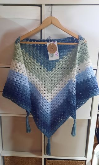 Bufanda tejida a crochet con borlas