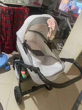 Carrito de bebé gris