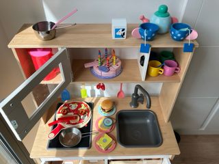 Cocina infantil + accesorios de comida de madera