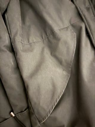 Chaqueta verde oliva con capucha