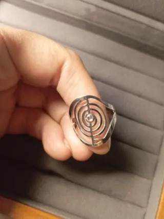 Anillo plateado diseño espiral