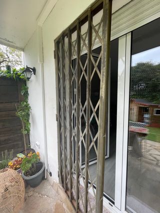 Puerta reja metálica extensible