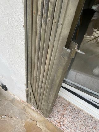 Puerta reja metálica extensible