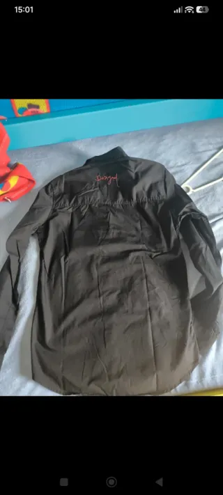 Camisa negra manga larga con estampado