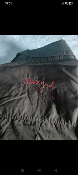 Camisa negra manga larga con estampado