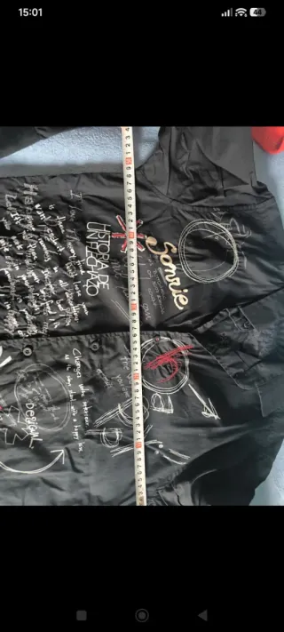 Camisa negra manga larga con estampado