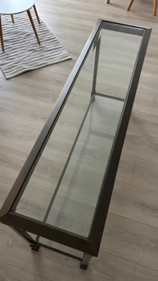 Mesa de diseño cristal y metal dorado