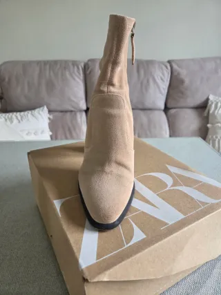 Botas Zara punta tacón beige
